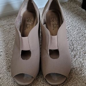 Lifestrides tan heels
